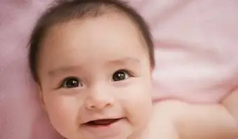 Zamknij się uśmiechniętego dziecka