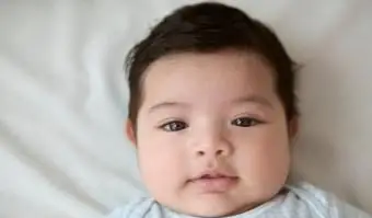 chłopczyk leżący na plecach