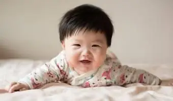 ベッドで男の子の笑顔