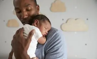 papa avec nouveau-né