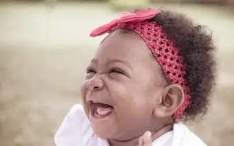 petite fille qui rit