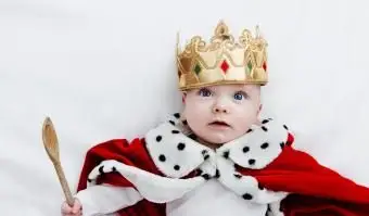 Il bambino indossa l'abito da re