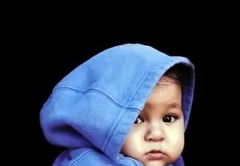 Menino havaiano com capuz