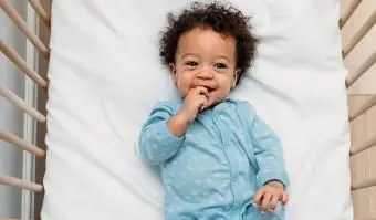 Mignon petit garçon couché dans le berceau