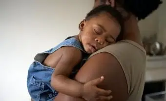 bebê dormindo na mãe