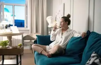 在宅勤務後にリラックスした女性