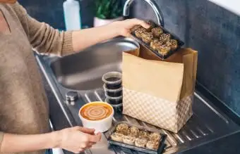 テイクアウトの食品配達を開梱する女性