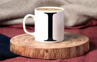 木の板にコーヒーマグ