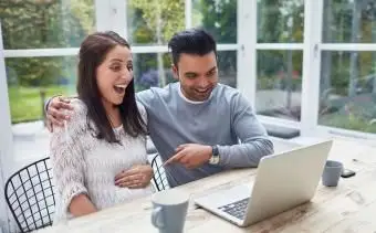 ビデオ会議を持っているカップルを期待しています