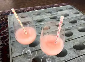 Punch al sorbetto rosa in calici con cannucce