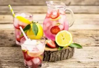 Limonata rosa fresca fatta in casa