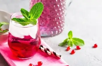 Bevande ghiacciate rosa caldo con melograno