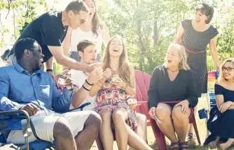 Pais degustando comida de bebê em festa de chá de fraldas no verão