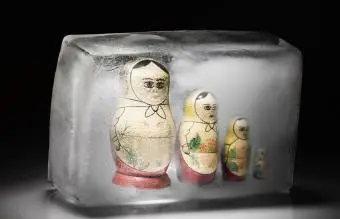 Famiglia di bambole russe congelate nel ghiaccio