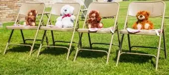 Quattro orsacchiotti seduti in fila a un baby shower