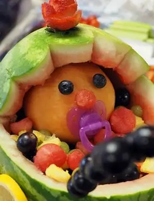 Ensalada de frutas para baby shower dentro de cáscara de sandía