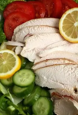 Pollo en rodajas con ensalada