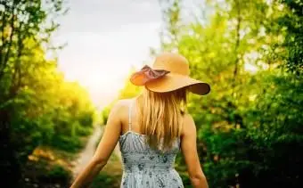 캐주얼 여름 드레스를 입고 여자