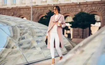 커피를 마시는 여자