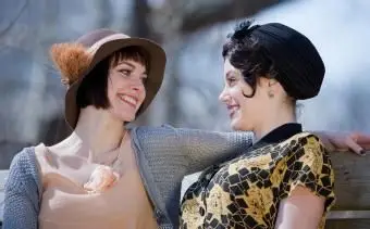 1920 년대 스타일의 여자 친구를 닫습니다.