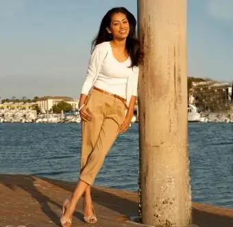 해안을 즐기는 여자