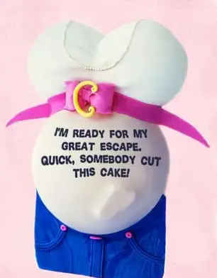 Dort tehotenského bruška s vystrčenou nohou