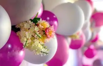 Kwiaty na balonowej dekoracji