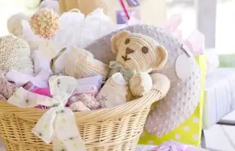 Kosze z zabawkami na baby shower