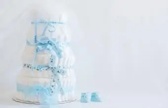 Ciasto na pieluchy owinięte niebieską wstążką