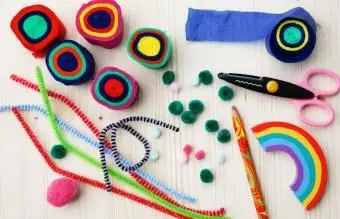 Zaopatrzenie w dzieła sztuki i rękodzieło na drewnianym biurku