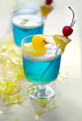 Gumowa kaczka motyw niebieskich napojów koktajlowych