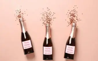 Fľaše na šampanské a trblietky