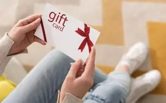 dievča drží darčekový lístok