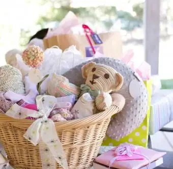 Kosze z zabawkami na baby shower