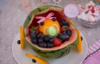 Kinderwagen mit Obst