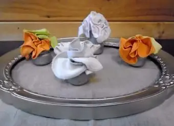 composition florale de gant de toilette