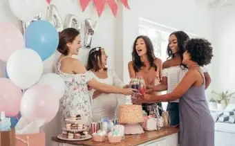 베이비 샤워에서 홀 짝하는 여자