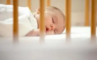 Dziecko śpiące w łóżeczku