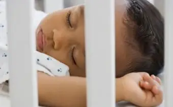 Co zrobić, jeśli Twoje dziecko piszczy podczas drzemek?