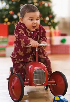 dziecko jeżdżące na staromodnej ciężarówce