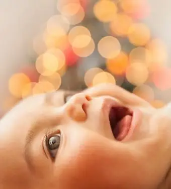 portret dziewczynki w czasie świąt Bożego Narodzenia