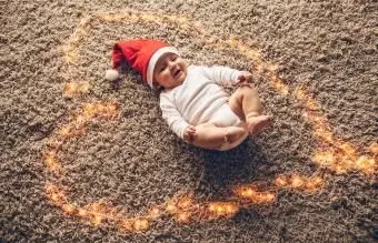 Dziecko otoczone bożonarodzeniowymi lampkami