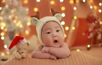 Słodki chłopiec w czapce Mikołaja