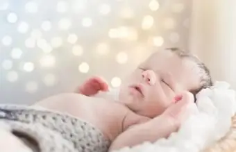 Noworodek na tle błyszczących świateł