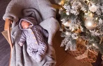 Chłopczyk śpi pod choinką