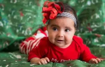 noworodka dziewczynka ubrana w świąteczną piżamę