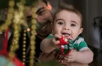 Chłopiec obok choinki