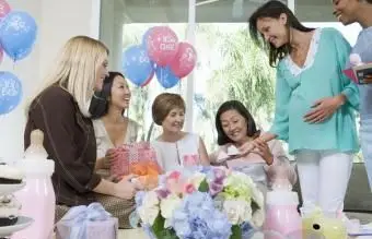 מקלחת עם אמא לעתיד וחברים