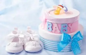 נעלי תינוק קטנות וקופסאות שי