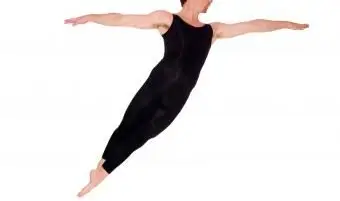 猫足の動きをしている男性のバレエダンサー